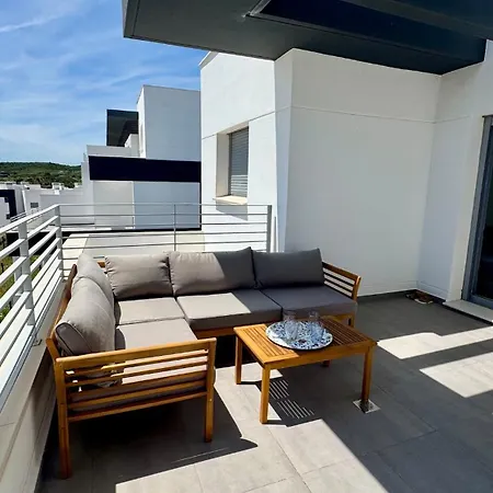 Lejlighed 4-bedroom Penthouse With Sea View, Pool, And Fitness Area